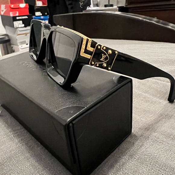 Louis Vuitton - Picture 3 of 6